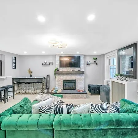 3 Bedroom Duplex W Large Backyard